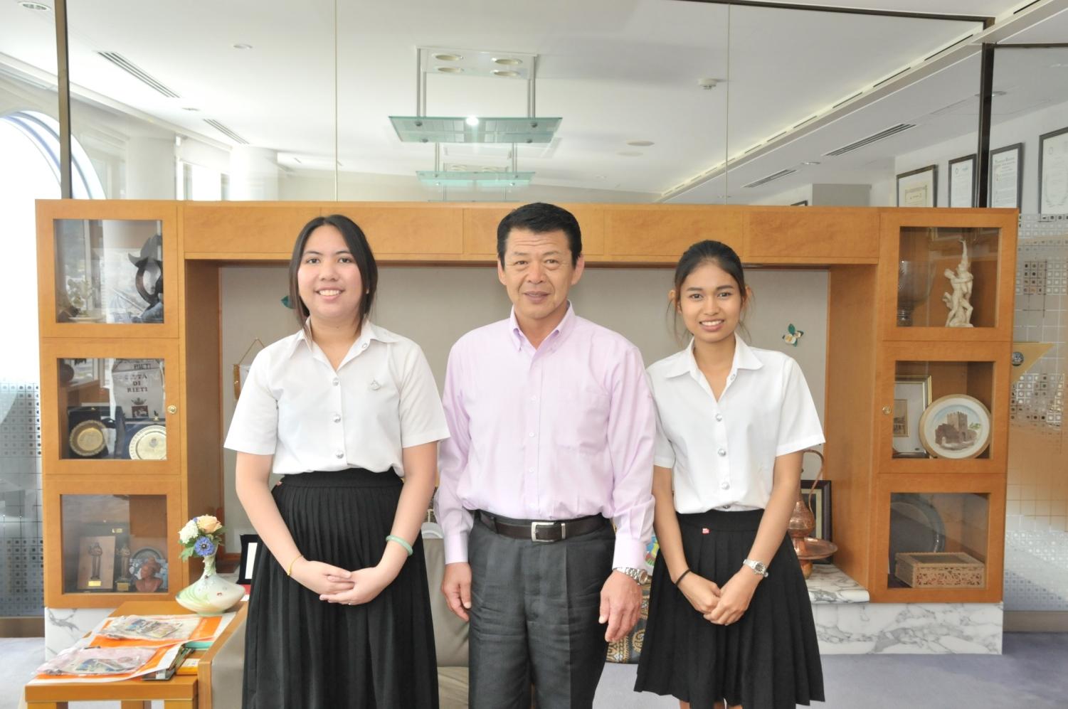 2017年6月8日タイ・ナレースワン大学学生2人の両横に並ぶ市長の写真
