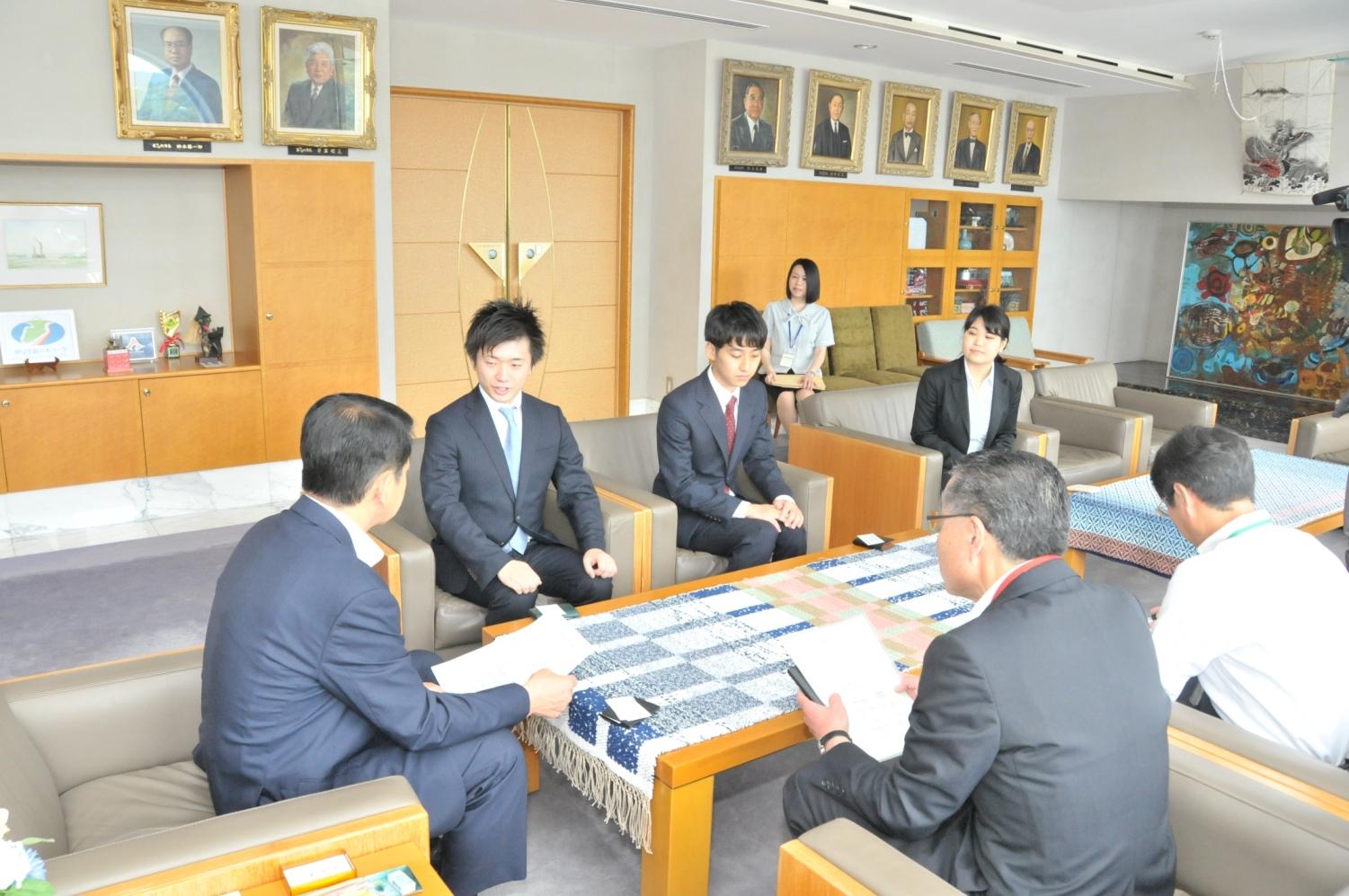 2017年6月12日市長公室の席に座り話す各府省の職員と市長の写真