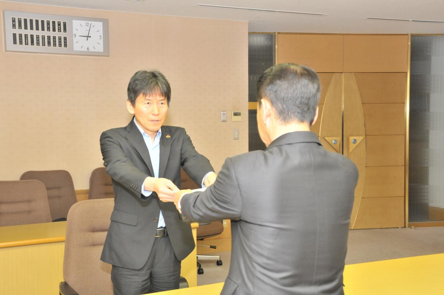 2017年6月13日市長から佐野博之氏へ辞令を交付する写真