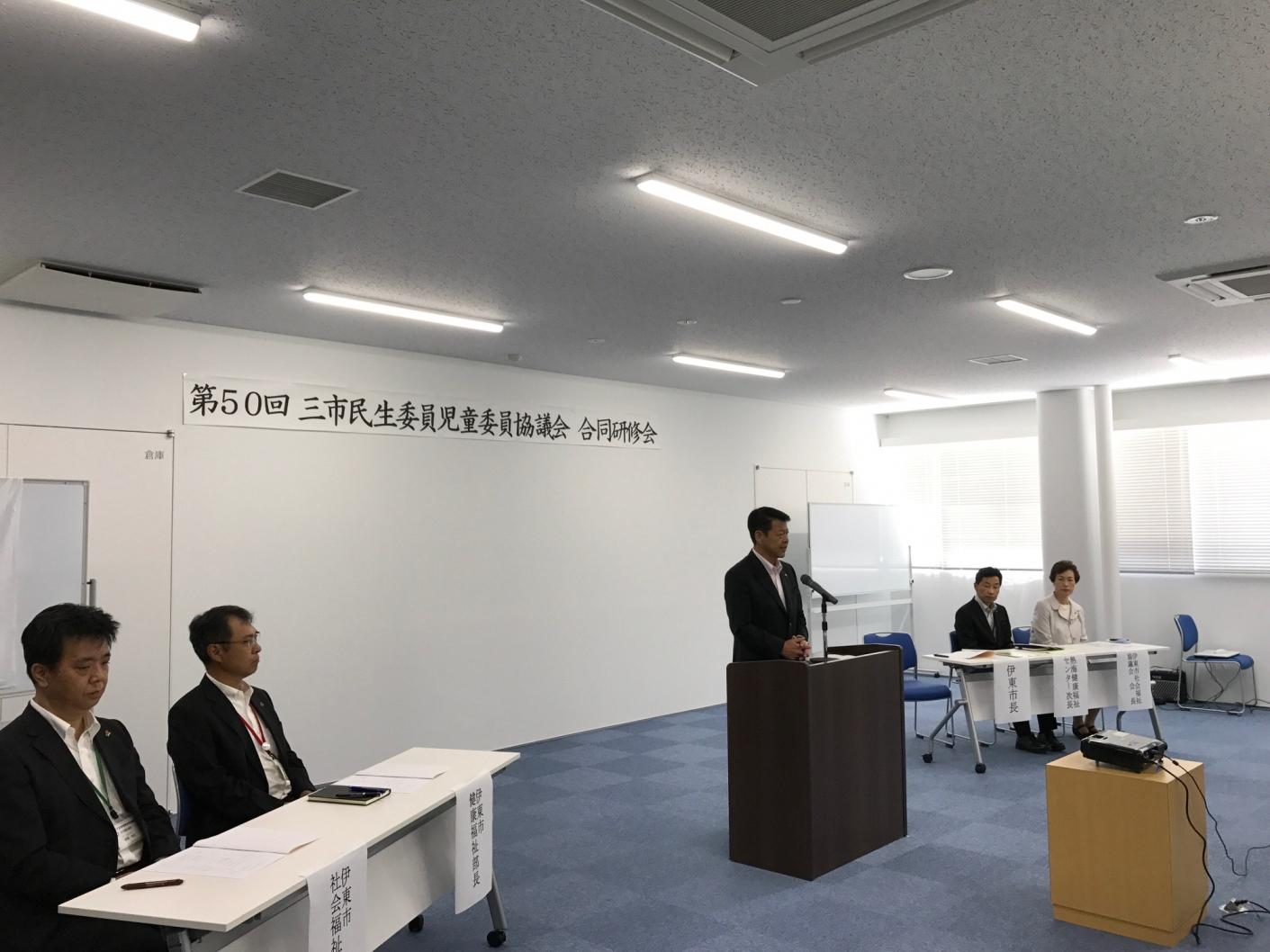 2017年6月15日会場の演台に立つ市長の写真