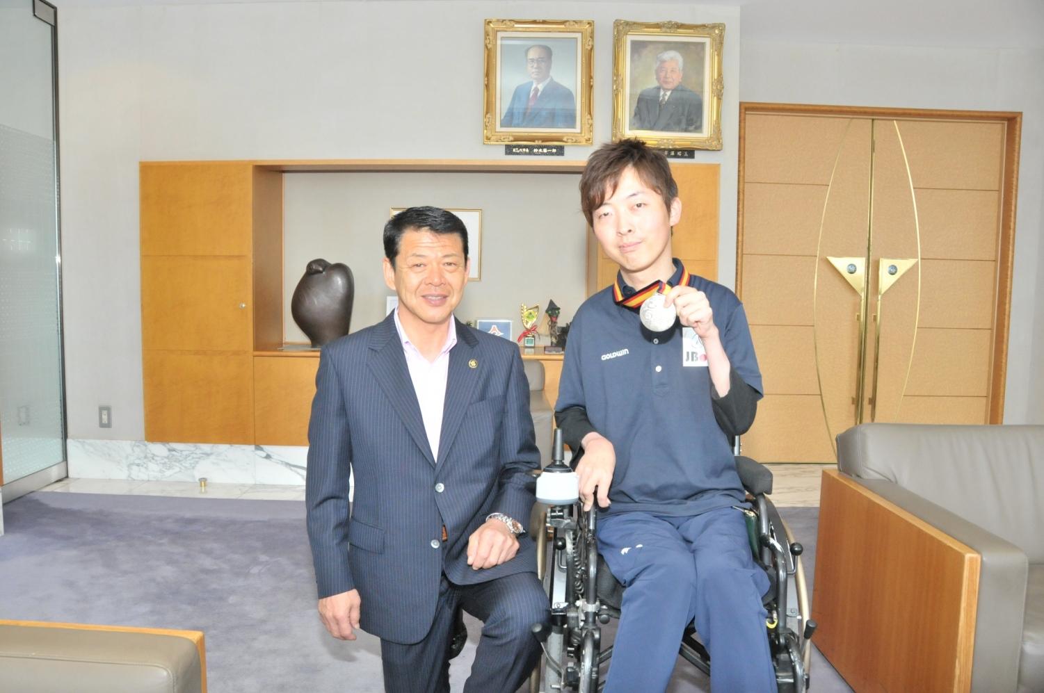 2017年6月21日メダルを掲げる杉村英孝選手と横に並ぶ市長の写真