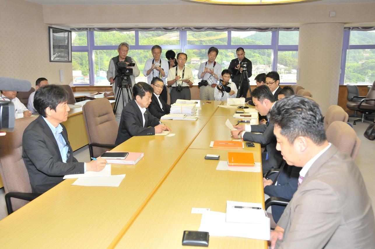 2017年6月28日伊豆メガソーラーパーク合同会社の方々と向かいに座り話す市長の写真
