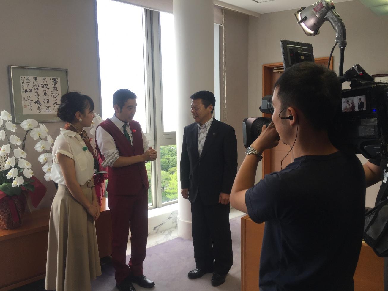 2017年7月2日静岡第一テレビ放送の取材を受ける市長を撮影クルーの写真