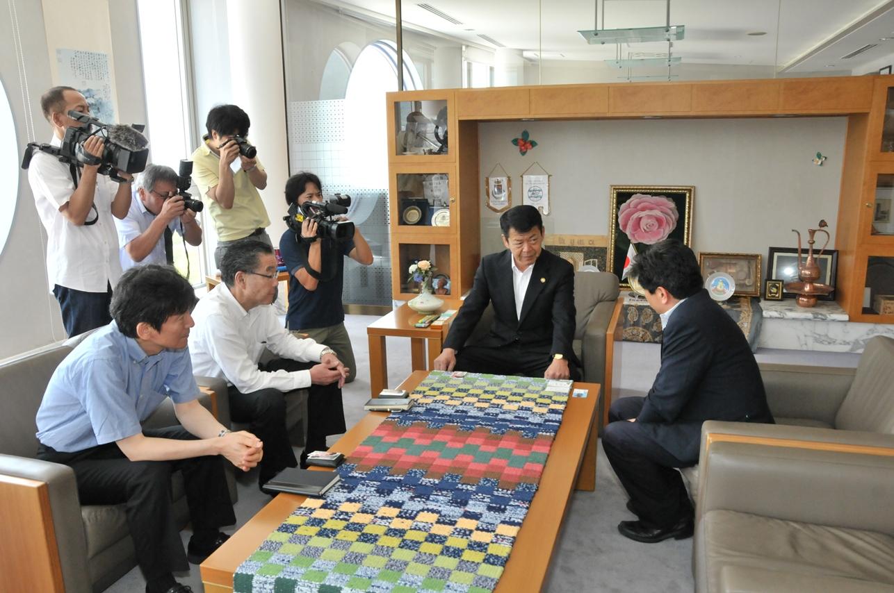 2017年7月3日市長公室の椅子に座る中田次城県議と市長・副市長の写真