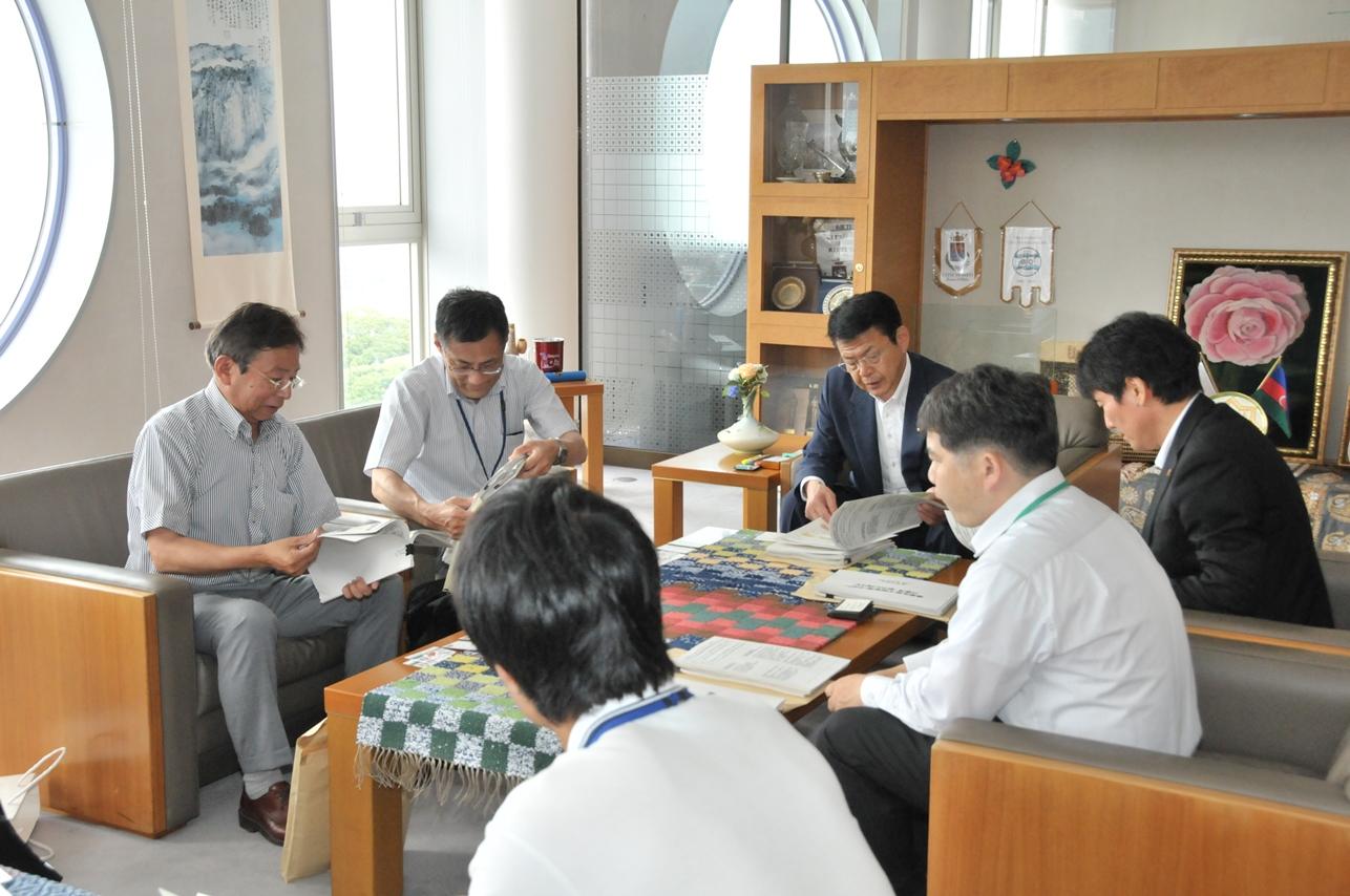 2017年7月4日椅子に座り関東農政局静岡県拠点の皆さんと書類を見る市長の写真