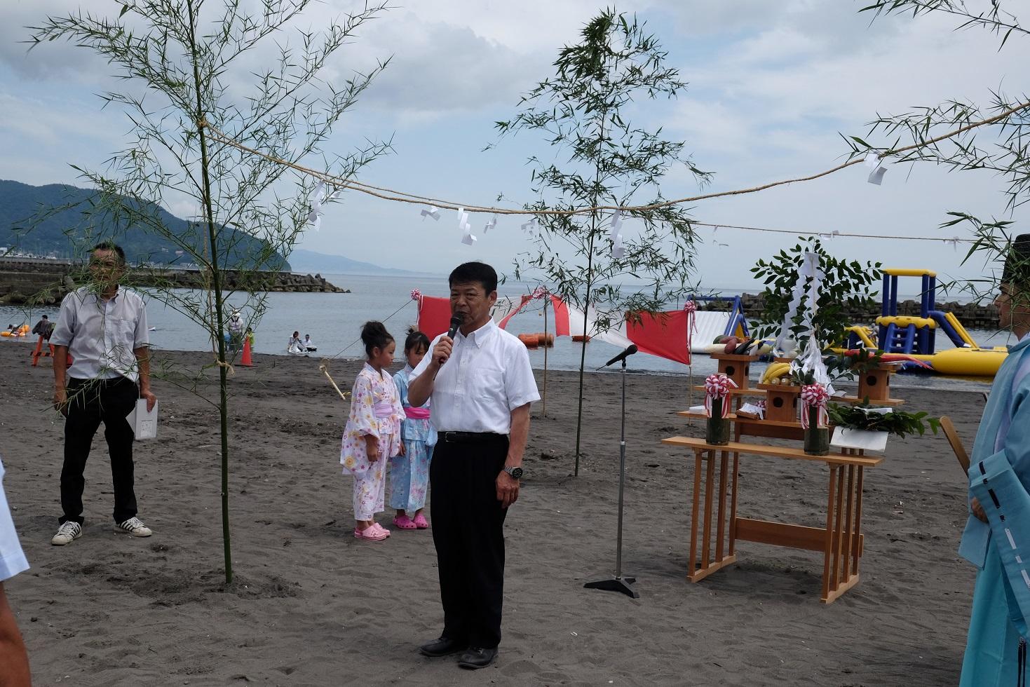 2017年7月22日オレンジビーチに立てられ笹と祭壇を背にマイクを持つ市長の写真