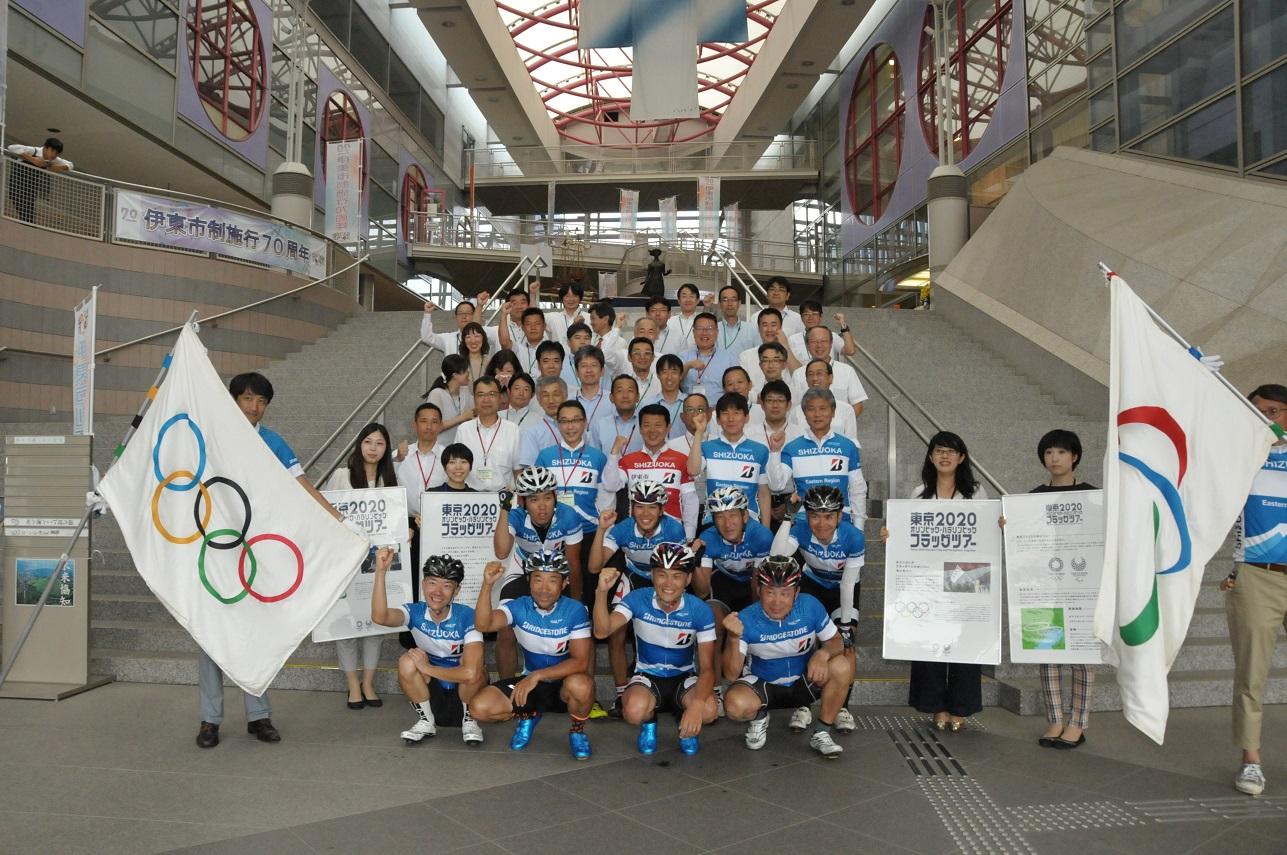 東京オリパラキャラバンフラッグツアーにおけるキャラバン隊の方々の写真