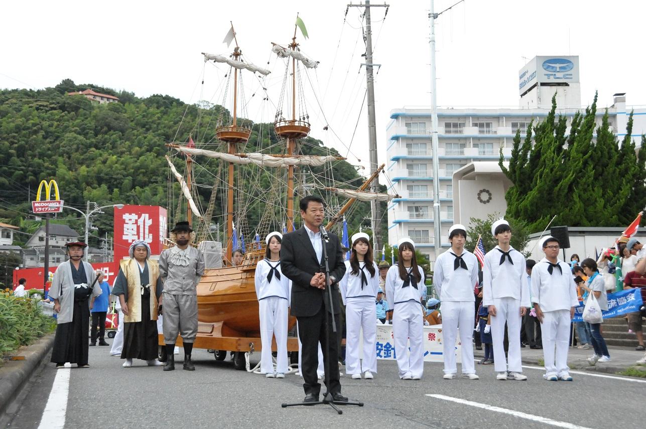 第71回按針祭の按針パレード前に挨拶をする伊東市長の写真