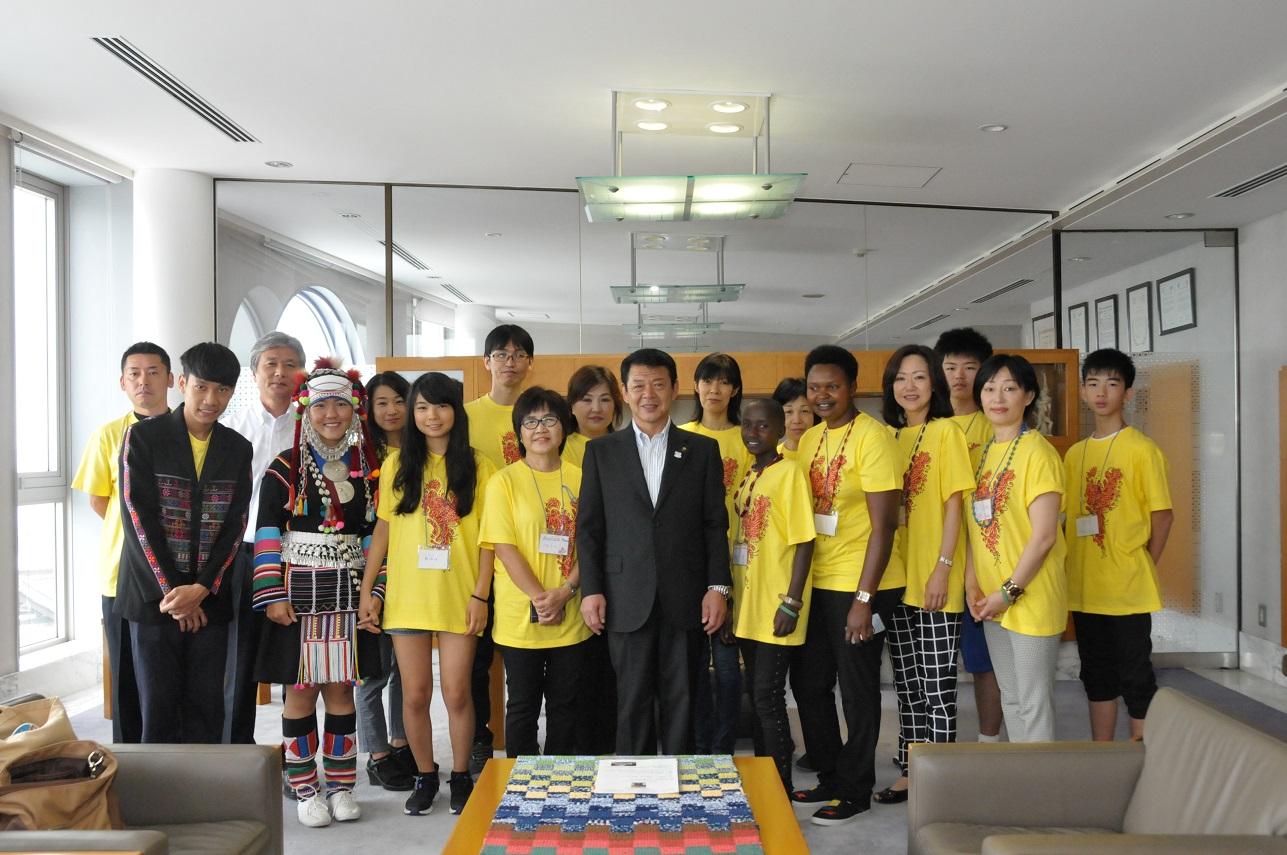 『五大陸交流祭イン伊東』を開催しているNPO法人ハート&アースの皆さんと伊東市長の写真
