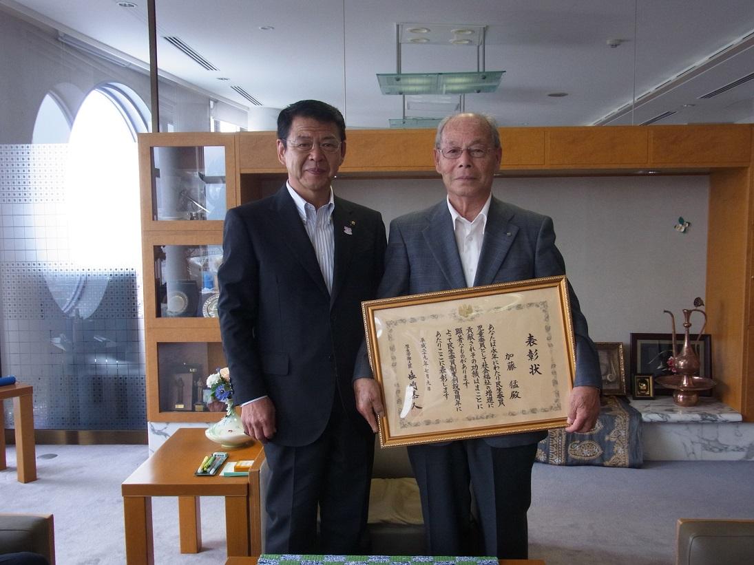 厚生労働大臣特別表彰を受賞された加藤猛さんと伊東市市長の写真