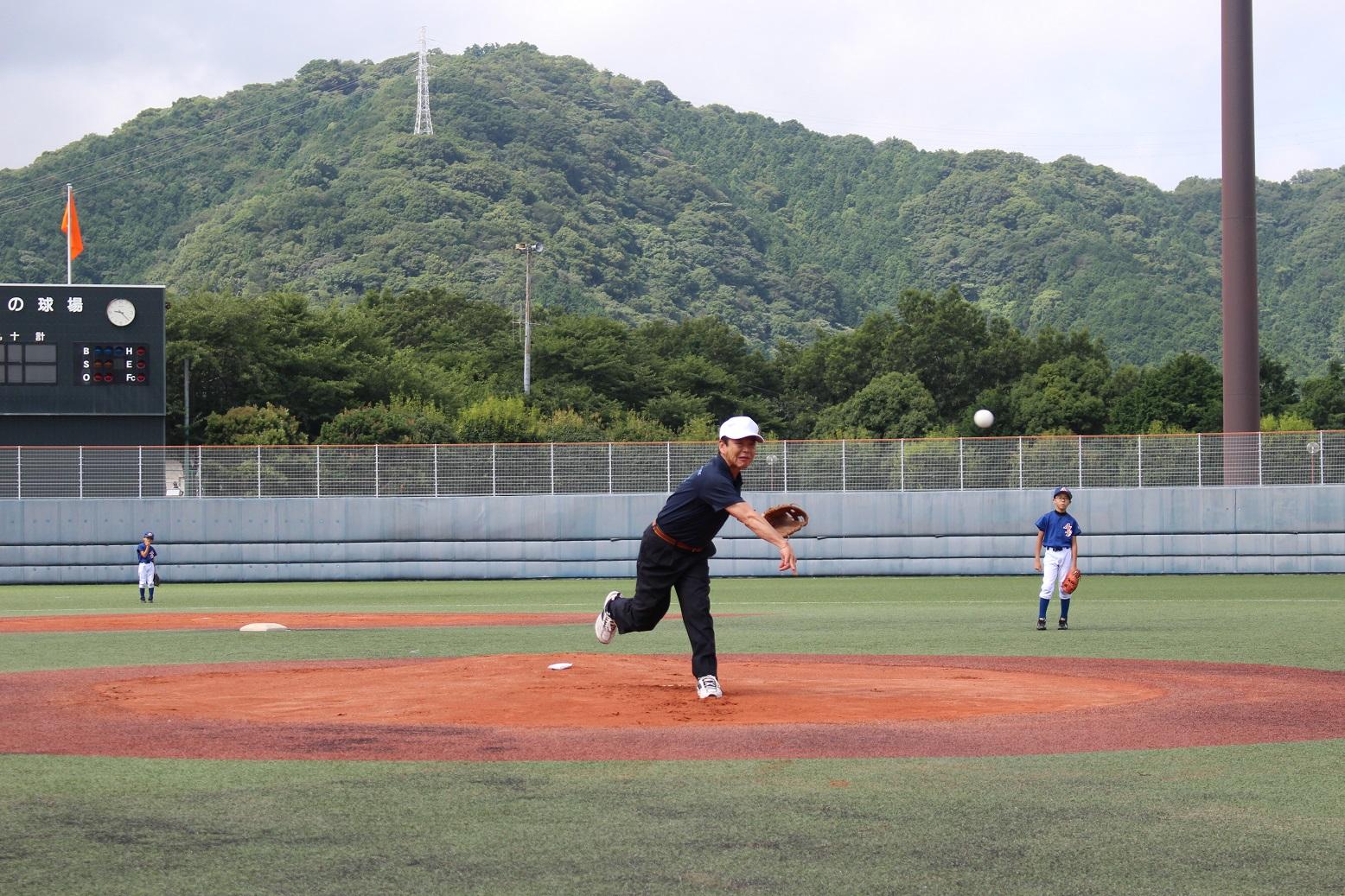 「オール伊豆少年野球学童大会」の開会式で始球式を行う伊東市長の写真