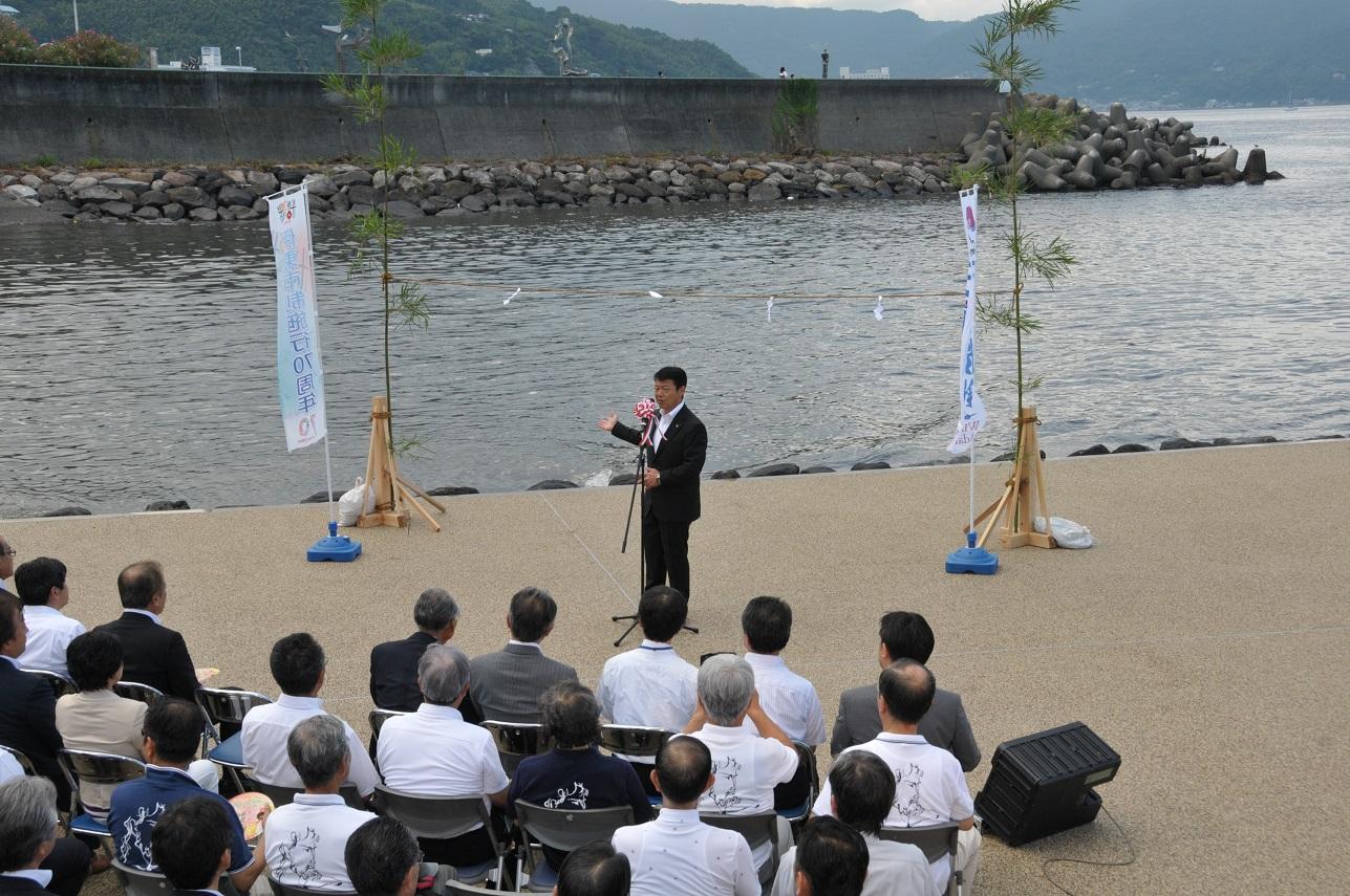 「按針メモリアルパークステージ」の完成記念イベント「水辺de癒されまSHOW」に出席した伊東市長の写真