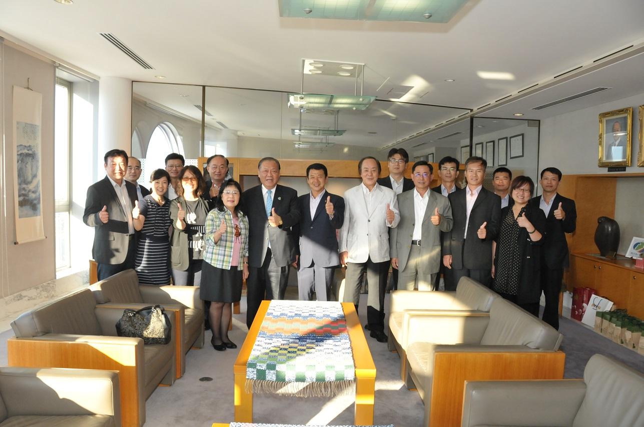 台湾澎湖懸の陳光復県知事を始めとする台湾澎湖懸政府の皆様と伊東市長の写真