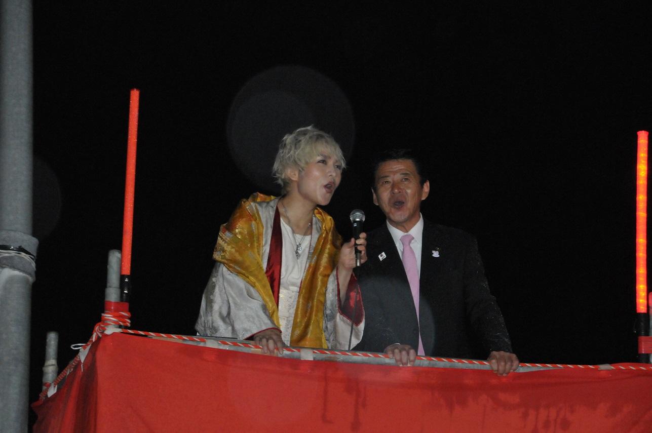 花火のオープニングでカウントダウンを行ったソプラニスタGarasyaさんと伊東市長の写真