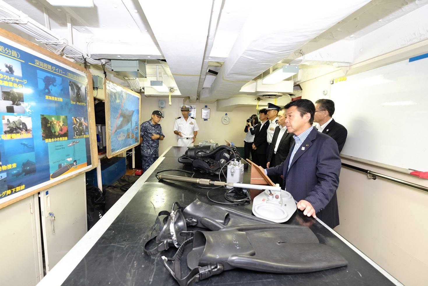 観光会館別館裏の耐震バースにて行われた海上自衛隊艦艇歓迎セレモニーに出席している伊東市長の写真