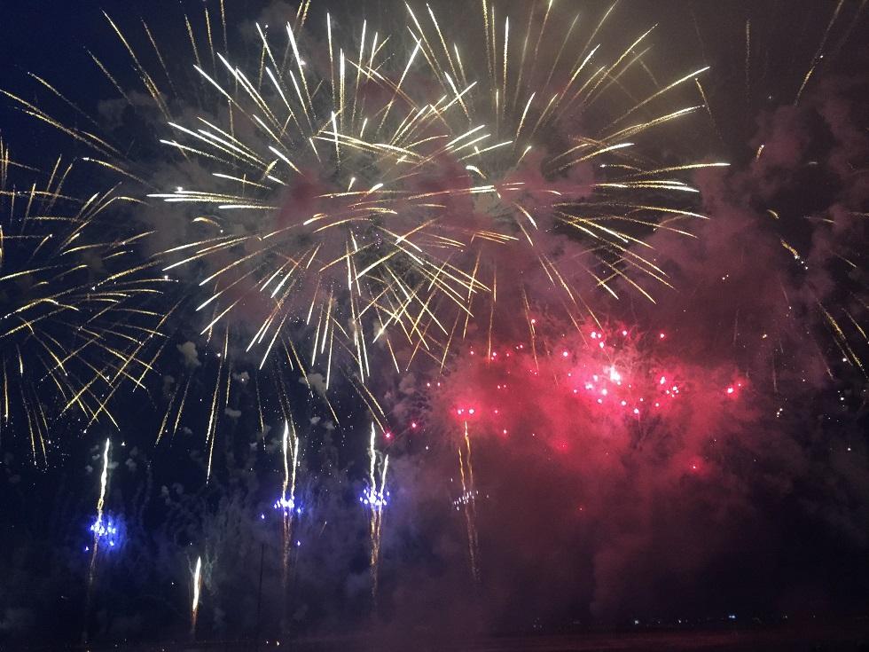 諏訪湖祭湖上花火大会で打ちあがる花火の写真