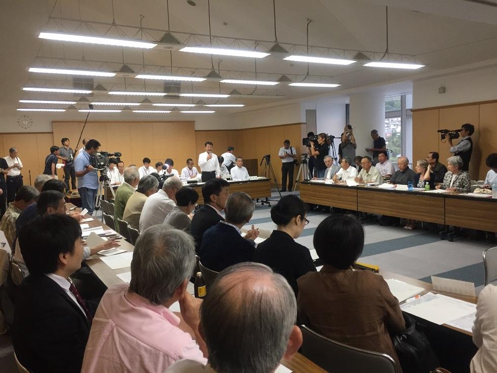 伊豆太陽光発電所建設に係る事業者と地元住民との意見交換会の会議の様子を写した写真