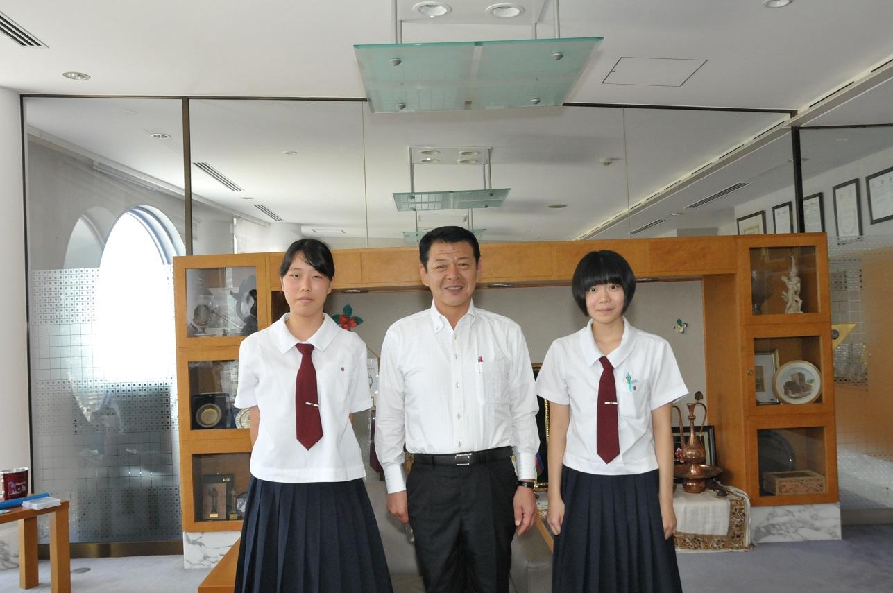 「5374（ゴミナシ）アプリ伊東市版」を制作した県立島田商業高校情報ビジネス科の2年生と伊東市長の写真