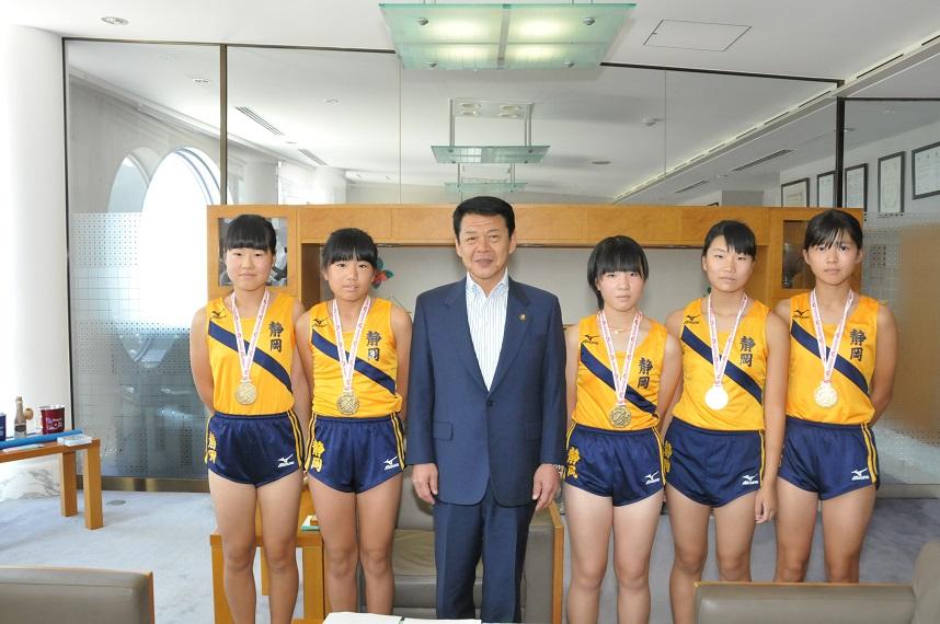 全国小学生陸上競技交流大会で女子400メートルリレーで初優勝した選手と伊東市長の写真