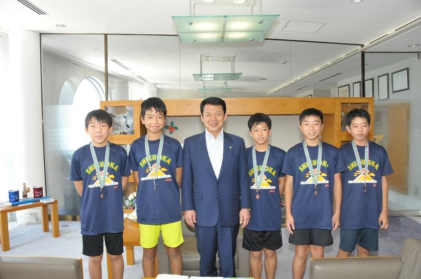 東海小学生リレー競走大会で男子5・6年400メートルリレーで3位になった選手と伊東市長の写真