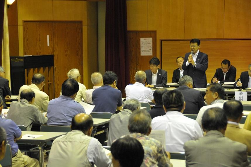 生涯学習センター荻会館にて開催された第6回地域タウンミーティングで意見を述べる伊東市長の写真