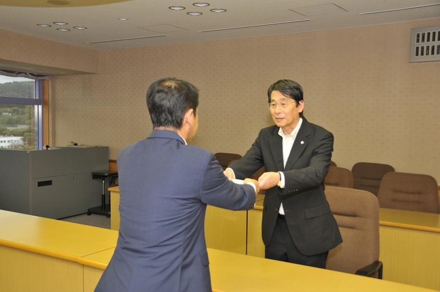 委嘱状の交付を受ける新たに湯川区長となる原崇氏の写真