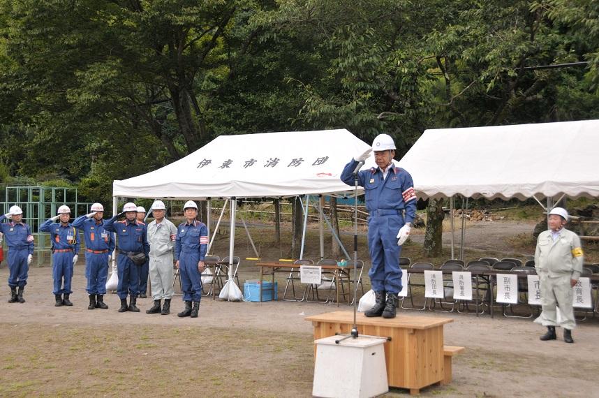 伊東市総合防災訓練で敬礼をする伊東市長の写真