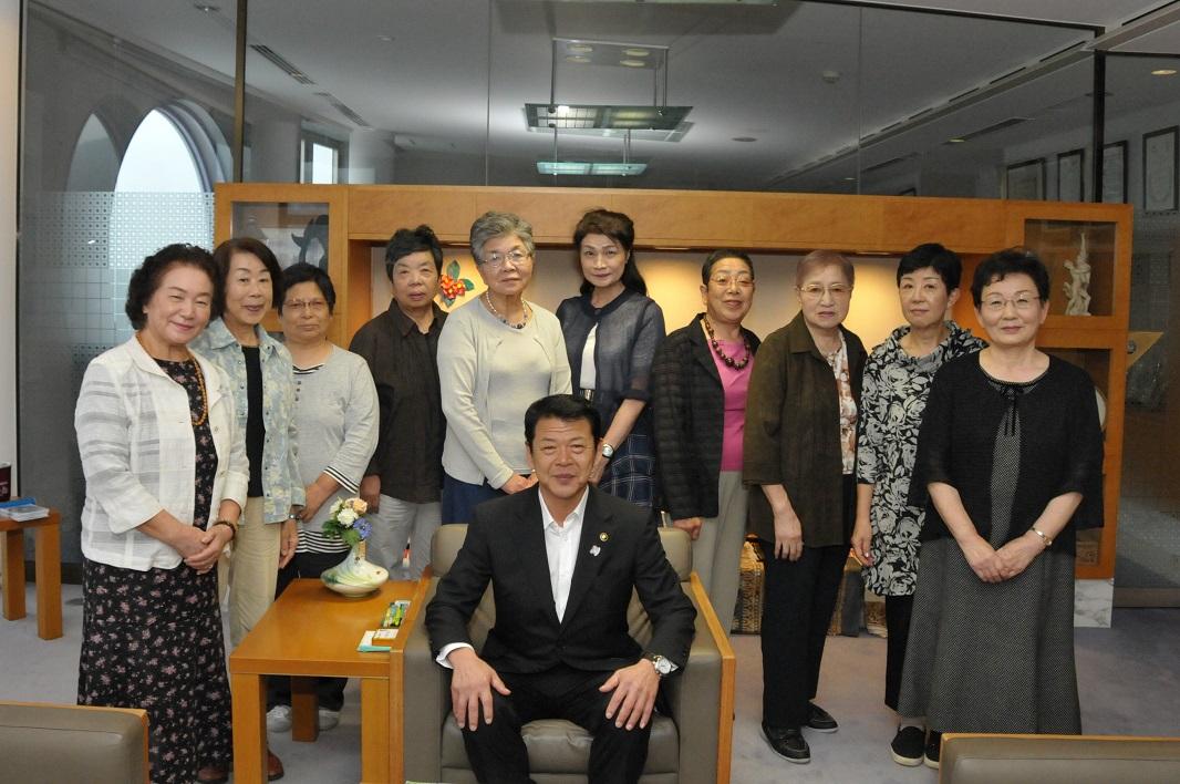 伊東市女性連盟の皆様と伊東市長の写真