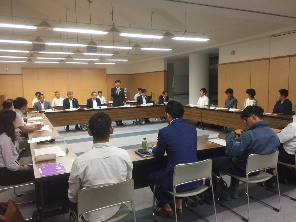 市役所8階大会議室で行われた第2回未来ビジョン会議での伊東市長の写真