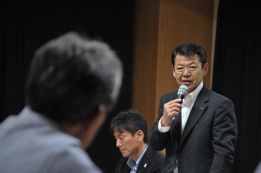 宇佐美コミュニティセンターで開催された第7回地域タウンミーティングで意見を述べる伊東市長の写真