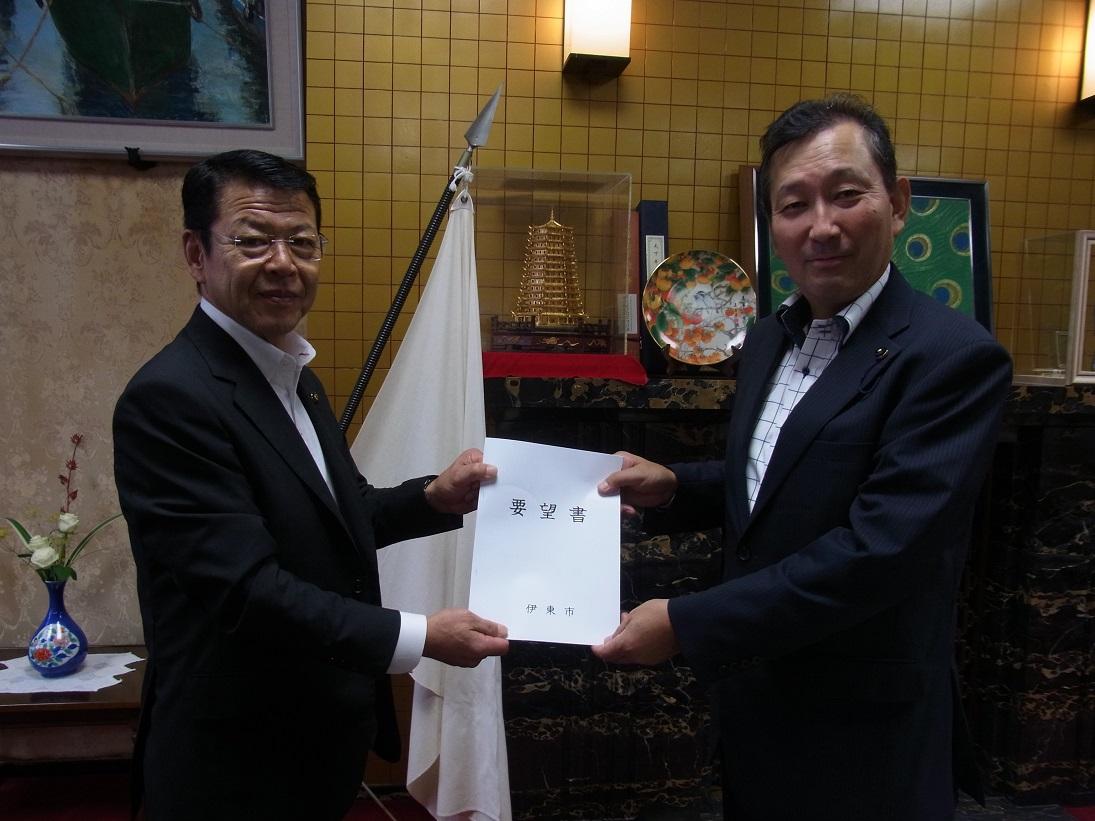 山田誠静岡県議会副議長と伊東市長の写真