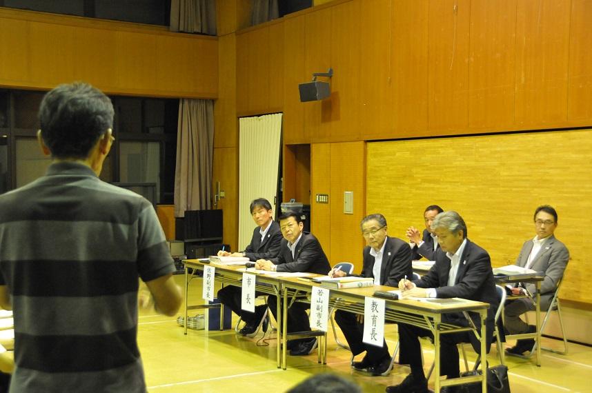 富戸コミュニティセンターで開催された第8回地域タウンミーティングにて地域の方々の意見を真剣に聞く伊東市長の写真