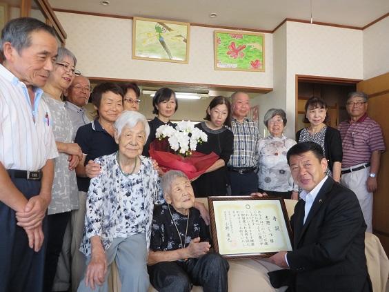 100歳になられた吉野しづさんとそのご家族を訪問した伊東市長の写真