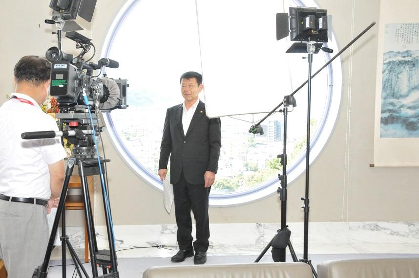 「海と日本プロジェクト」の一環としてメディアの取材を受ける伊東市長の写真
