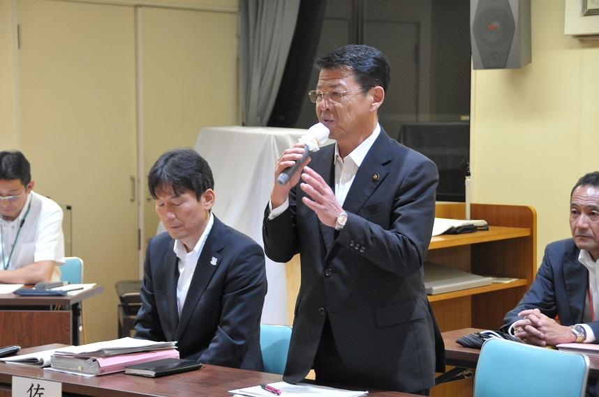 生涯学習センター赤沢会館で開催された第10回地域タウンミーティングで意見を述べる伊東市長の写真