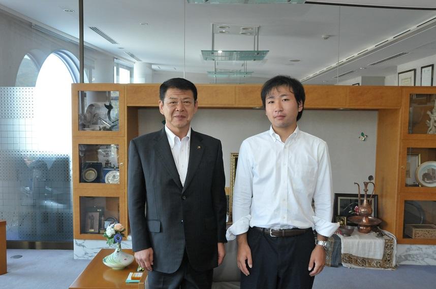 水産庁増殖推進部の鈴木健介さんと伊東市長の写真