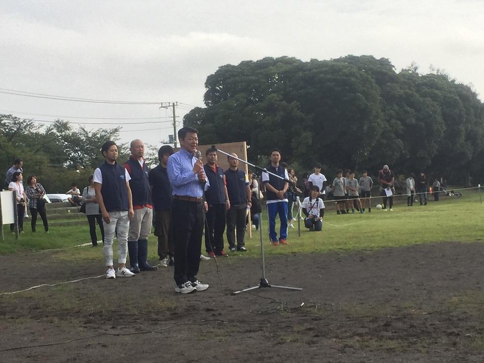 JC旗争奪ジュニアサッカー大会が開催された小室山総合グラウンドで挨拶する伊東市長の写真