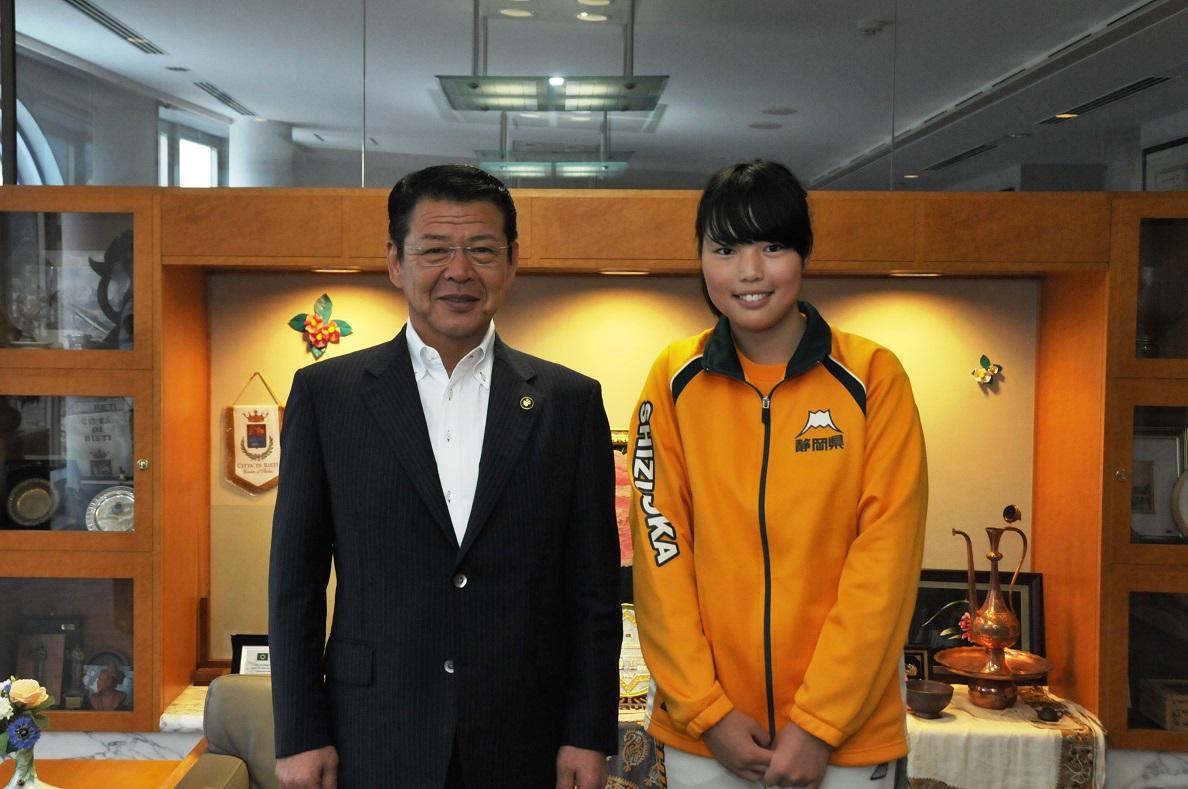 市長室を訪問した全国障害者スポーツ大会に出場される井戸杏香さんと伊東市長の写真