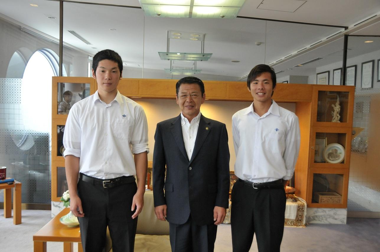 市長室を訪問した伊東高校陸上部・殿岡さん、水泳部・松本さんと伊東市長の写真