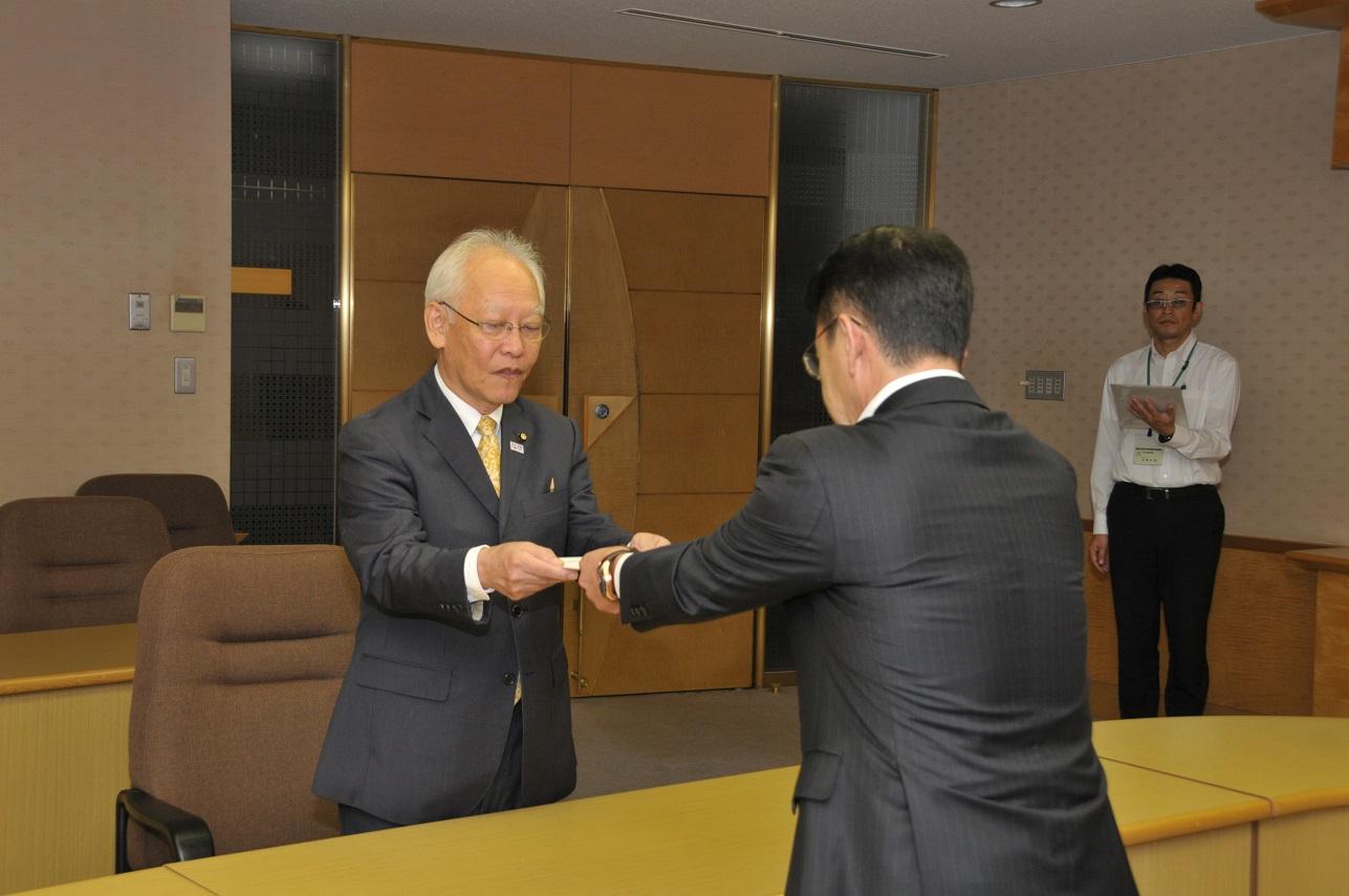 2017年10月2日 鈴木克政氏へ委嘱状が交付される様子の写真