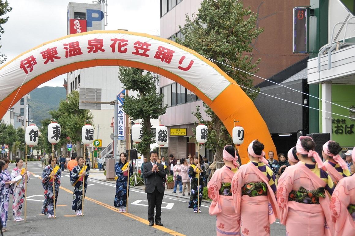 2017年10月14日 花笠踊りで挨拶をする市長の写真