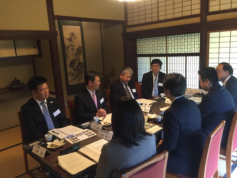 2017年11月5日和室で会議をする伊東市長と7人の出席者の写真