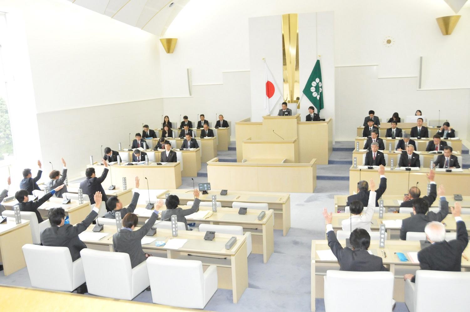 2017年12月15日挙手による採決をとる市議会定例会の写真