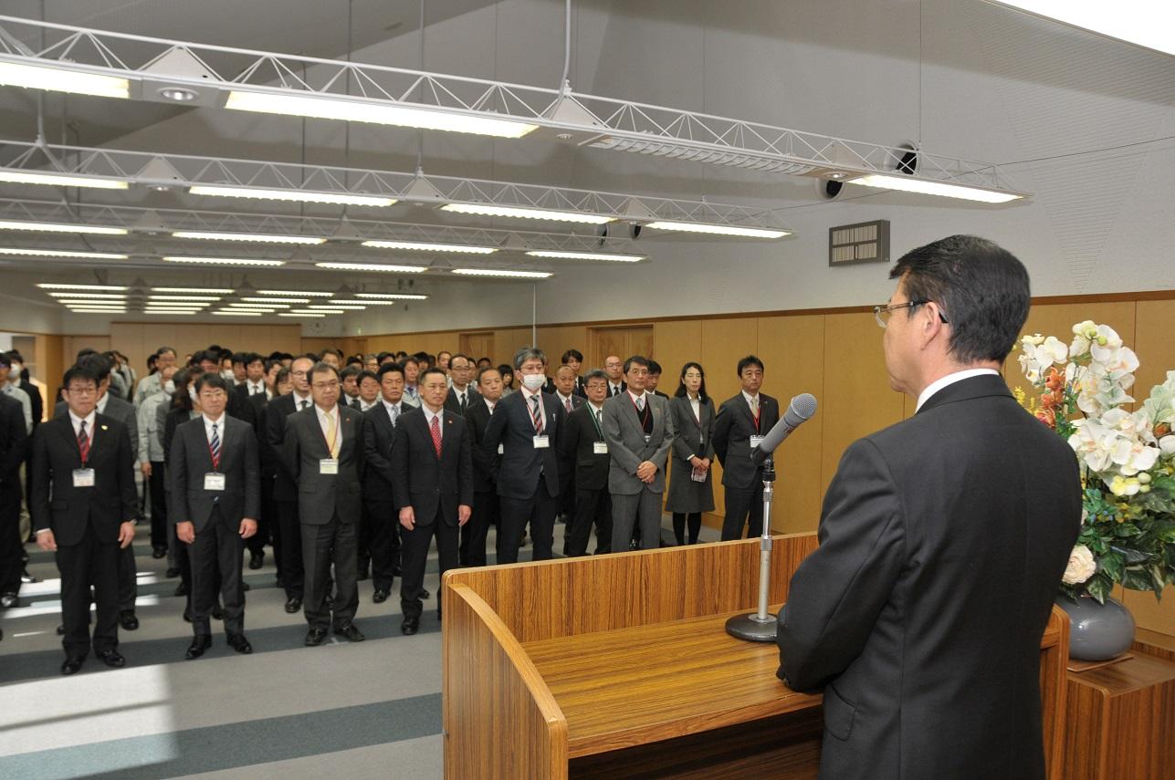 2019年1月4日大会議室で整列する庁内職員を前に年頭の訓示を述べる市長の写真