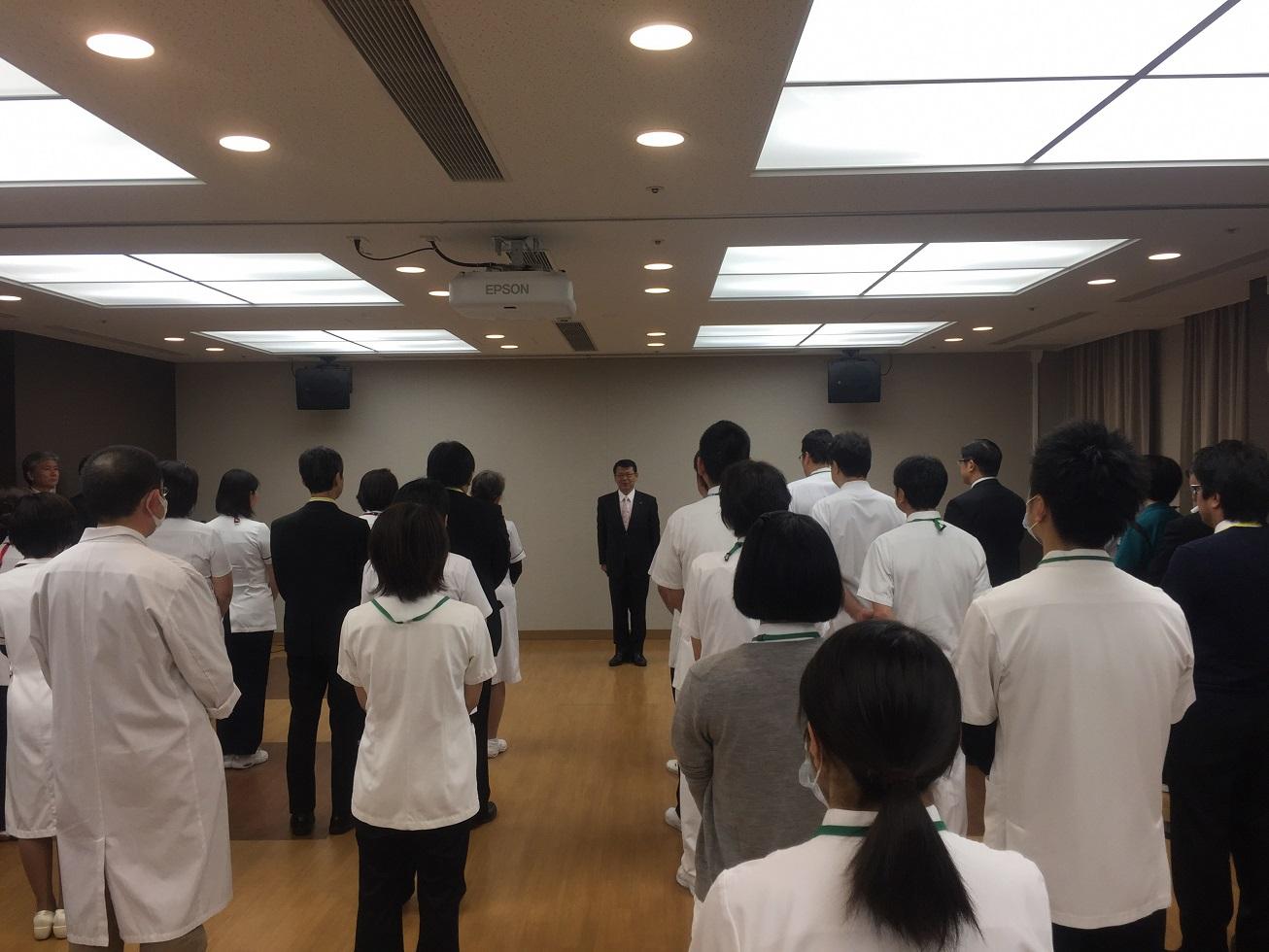 2019年1月4日整列する市民病院の職員に訓示を述べる市長の写真