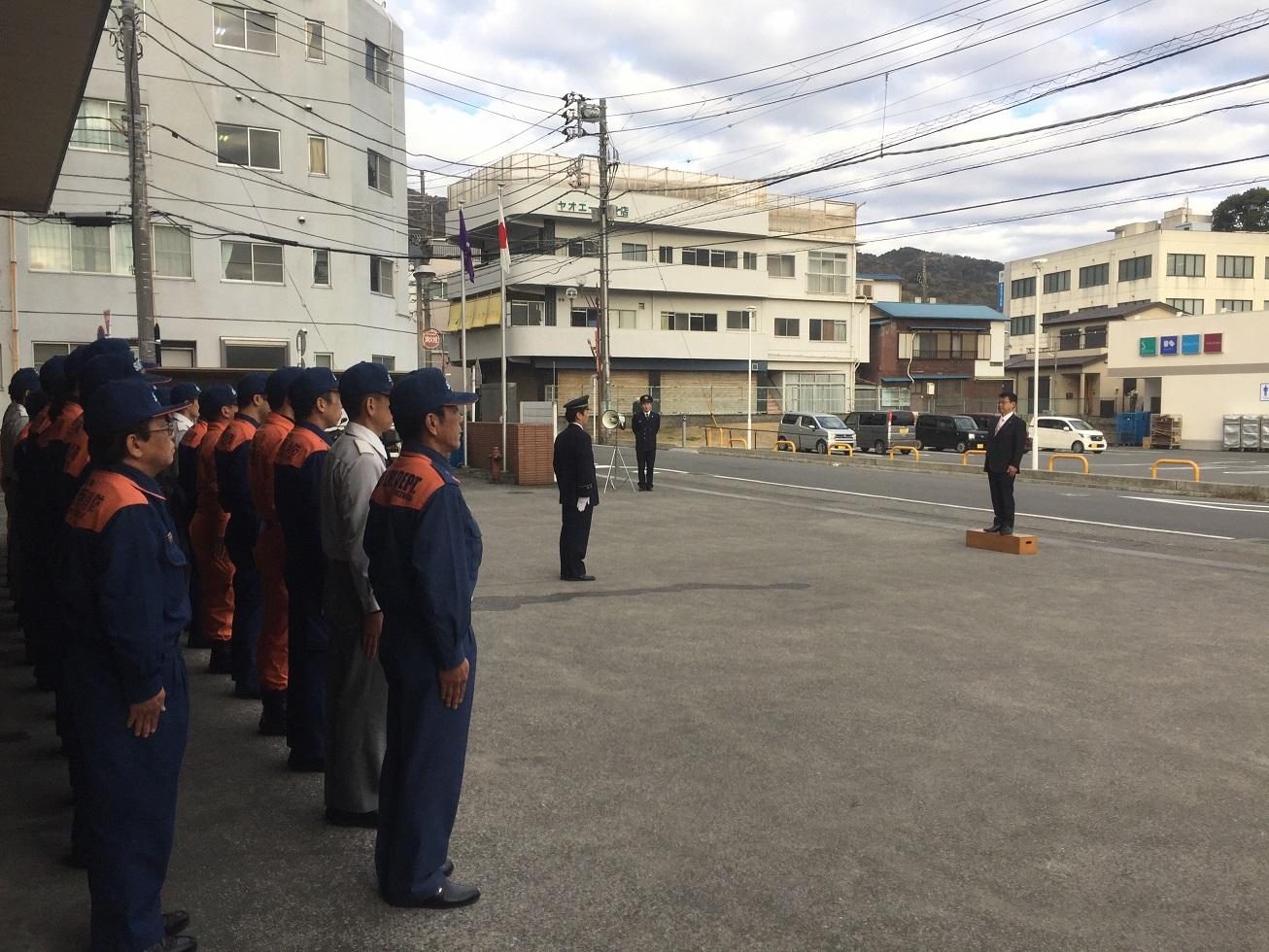 2019年1月4日伊東消防署前で整列する職員に訓示を述べる市長の写真
