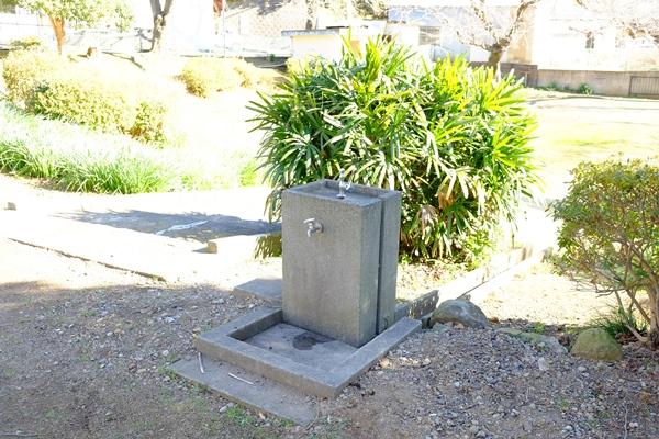 公園上段の水飲み・手洗い場の写真