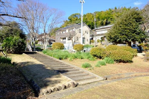 公園上段へ登る階段の写真