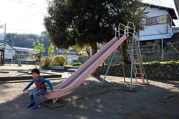 滑り台で遊ぶ男の子の写真