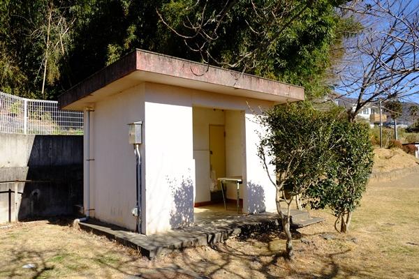 公園内のトイレの外観写真